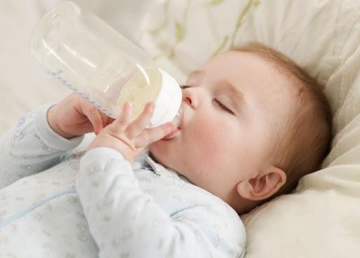 Tăng chiều cao cho bé dưới 1 tuổi bằng cách cho trẻ uống thêm sữa