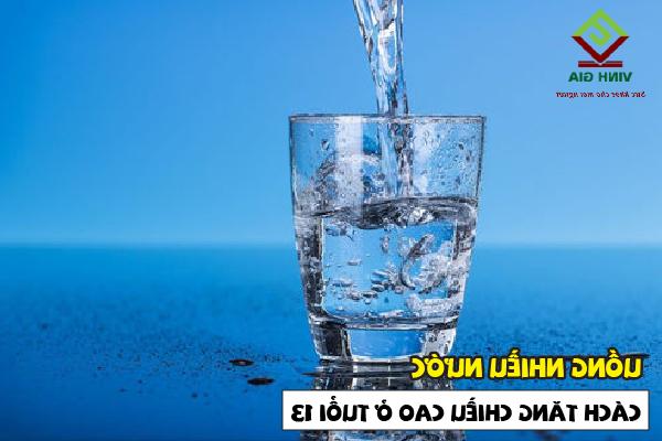 Cho trẻ 13 tuổi uống nhiều nước để chiều cao được phát triển vượt bậc